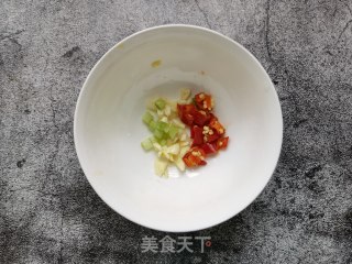 荆芥拌变蛋的做法步骤：6