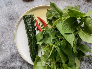 荆芥黄瓜拌变蛋的做法步骤：1
