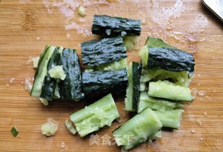 荆芥黄瓜拌变蛋的做法步骤：2