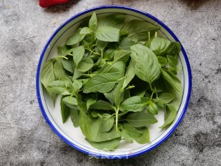 荆芥黄瓜拌变蛋的做法步骤：3