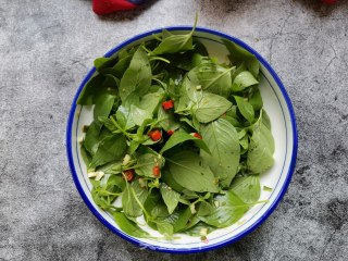 蒜蓉小米椒拌荆芥的做法步骤：7