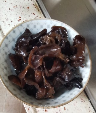 青瓜木耳烧豆腐的做法步骤：1