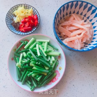 鸡肉炒蒜苔的做法步骤：1