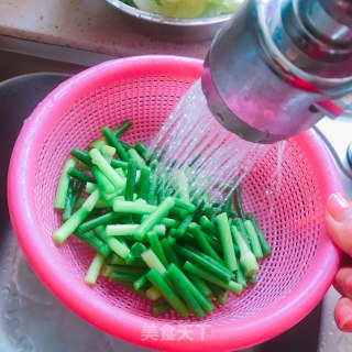 鸡肉炒蒜苔的做法步骤：4