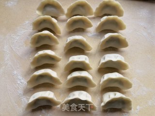 槐花韭菜猪肉煎饺的做法步骤：3