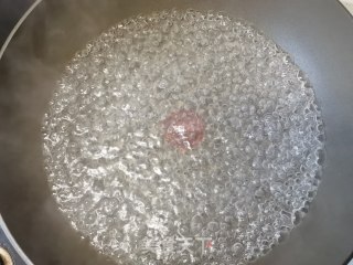 槐花韭菜猪肉煎饺的做法步骤：4