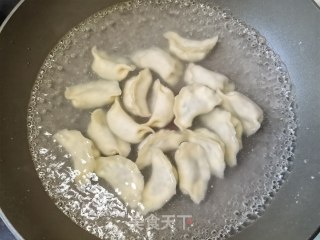 槐花韭菜猪肉煎饺的做法步骤：5