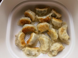 槐花韭菜猪肉煎饺的做法步骤：10