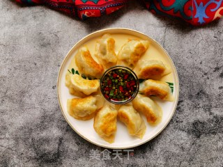 槐花韭菜猪肉煎饺的做法步骤：12