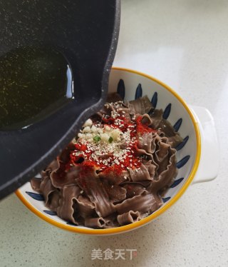 油泼荞麦刀削面的做法步骤：9