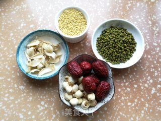 绿豆莲子百合小米粥的做法步骤：1