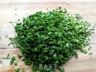 虾皮韭菜鸡蛋饺的做法步骤：2