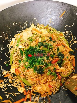 让你舔盘的鸡蛋炒面的做法步骤：16