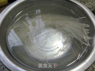 肉片牛心菜炒铁棍山药粉条的做法步骤：3