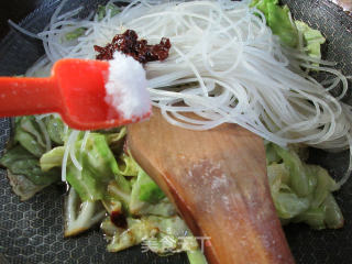 肉片牛心菜炒铁棍山药粉条的做法步骤：11