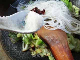 肉片牛心菜炒铁棍山药粉条的做法步骤：12