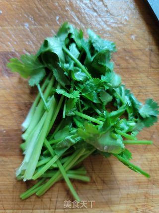 香菜炒脆鲩鱼的做法步骤：2