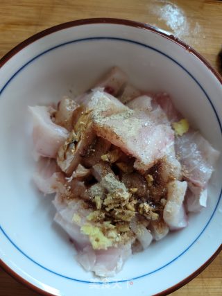 香菜炒脆鲩鱼的做法步骤：3