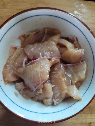 香菜炒脆鲩鱼的做法步骤：4