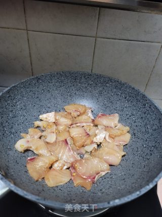 香菜炒脆鲩鱼的做法步骤：5