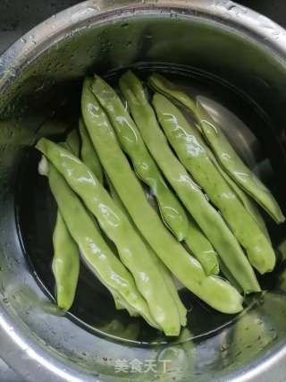扁豆炒肉的做法步骤：1