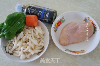 鸡胸肉炒白玉菇的做法步骤：1
