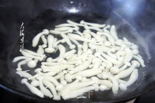 鸡胸肉炒白玉菇的做法步骤：3