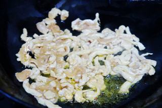 鸡胸肉炒白玉菇的做法步骤：5