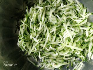 黄瓜鸡蛋素水饺的做法步骤：2