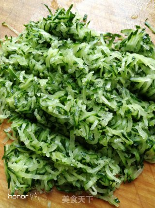 黄瓜鸡蛋素水饺的做法步骤：3
