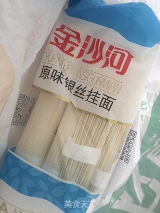 牛丸荷包蛋汤面的做法步骤：1
