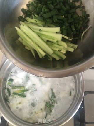 牛丸荷包蛋汤面的做法步骤：10