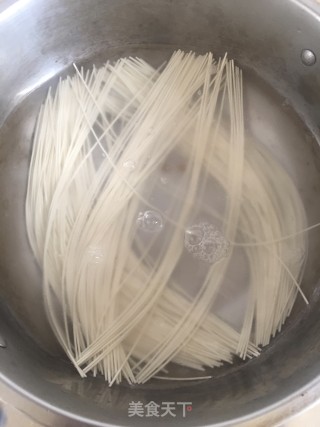 牛丸荷包蛋汤面的做法步骤：11