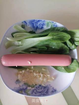 火腿肠炒粉的做法步骤：1
