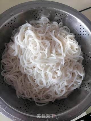 火腿肠炒粉的做法步骤：2