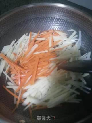 胡萝卜土豆丝的做法步骤：2