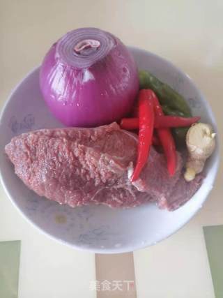 洋葱炒牛肉的做法步骤：1