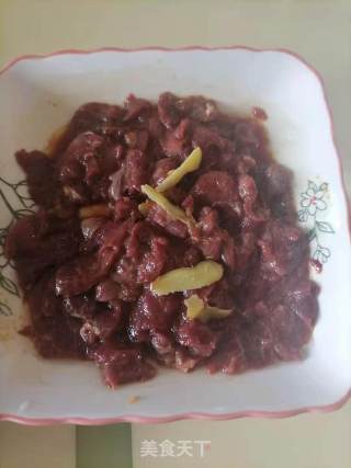 洋葱炒牛肉的做法步骤：2