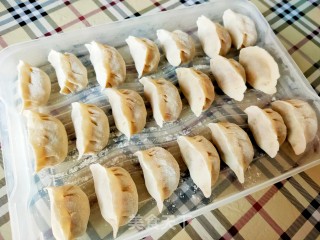 猪肉胡萝卜杏鲍菇蒸饺的做法步骤：3