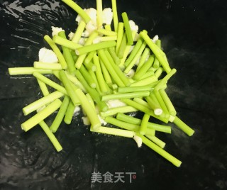 叉烧炒茄子蒜薹的做法步骤：6