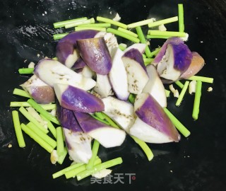 叉烧炒茄子蒜薹的做法步骤：7