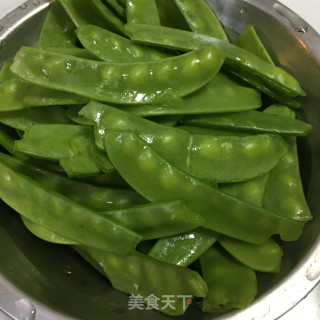 荷兰豆炒虾仁的做法步骤：2