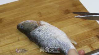 番茄鲈鱼的做法步骤：1