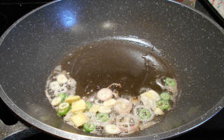 咸肉炒芦笋的做法步骤：5