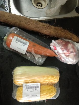 趣味排骨玉米胡萝卜淮山汤的做法步骤：1