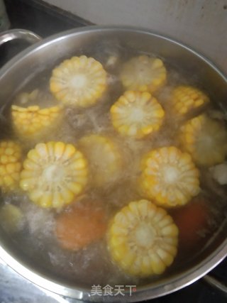 趣味排骨玉米胡萝卜淮山汤的做法步骤：6