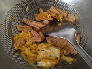 鸡蛋炒腐竹的做法步骤：4