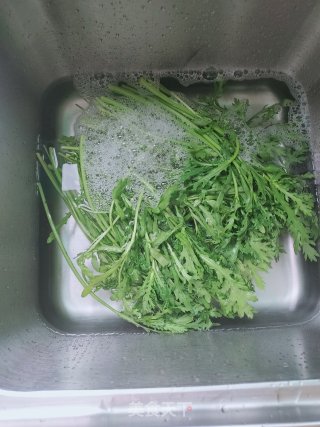 油渣炒茼蒿的做法步骤：1