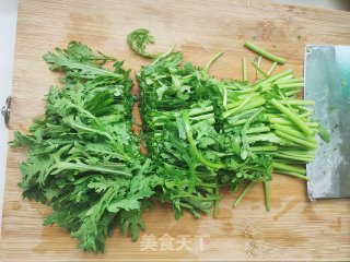 油渣炒茼蒿的做法步骤：2