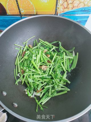 油渣炒茼蒿的做法步骤：8